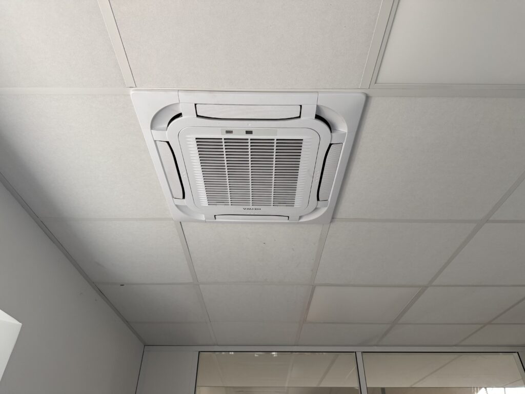 Installation d’une cassette de climatisation à Saint Cannat par AIR-ONE